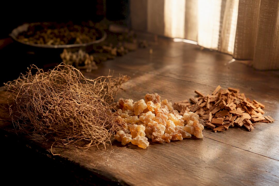 Ingredientes fijadores naturales para perfume vistos desde arriba