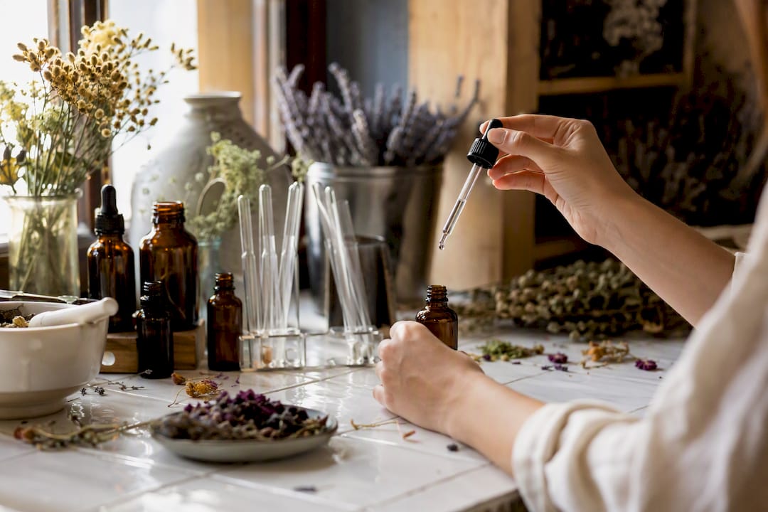 Espacio de trabajo artesanal para perfumería con fijadores naturales