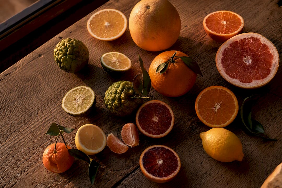 Assortiment de fruits d'agrumes tranchés sur une table en pierre