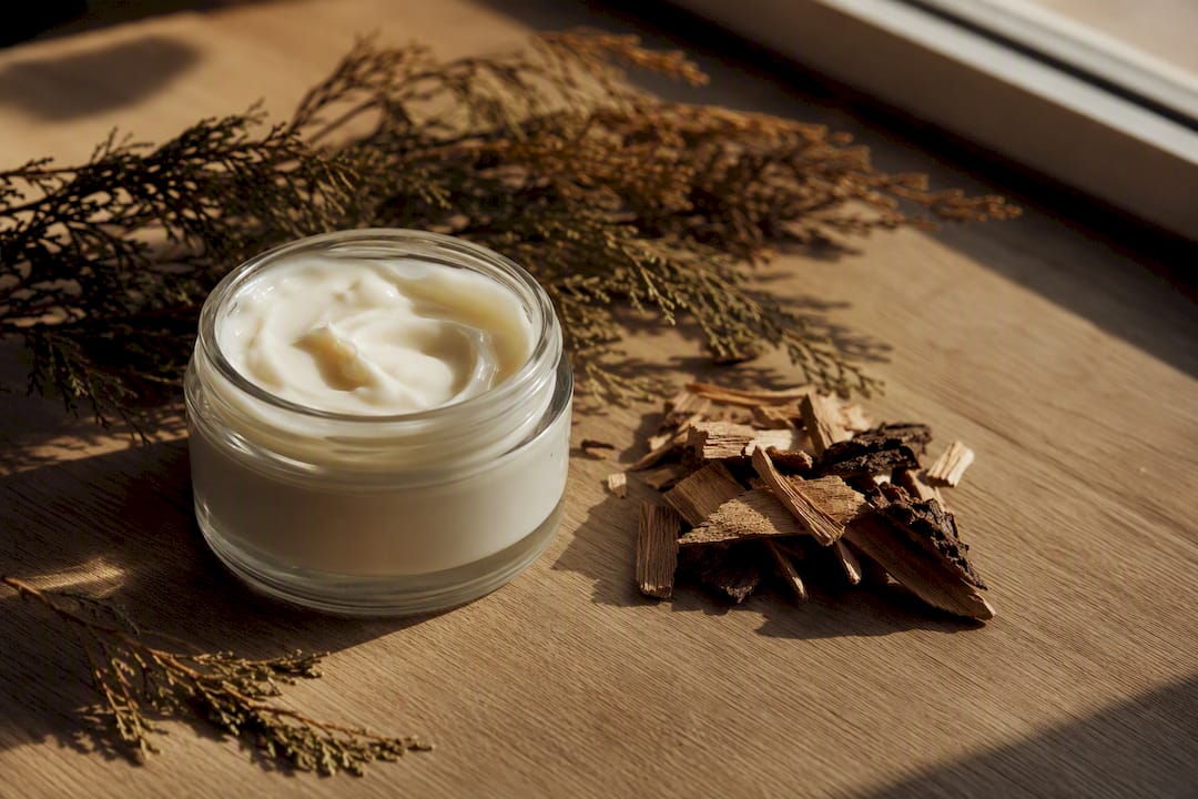 Pot de crème neutre avec des détails en bois