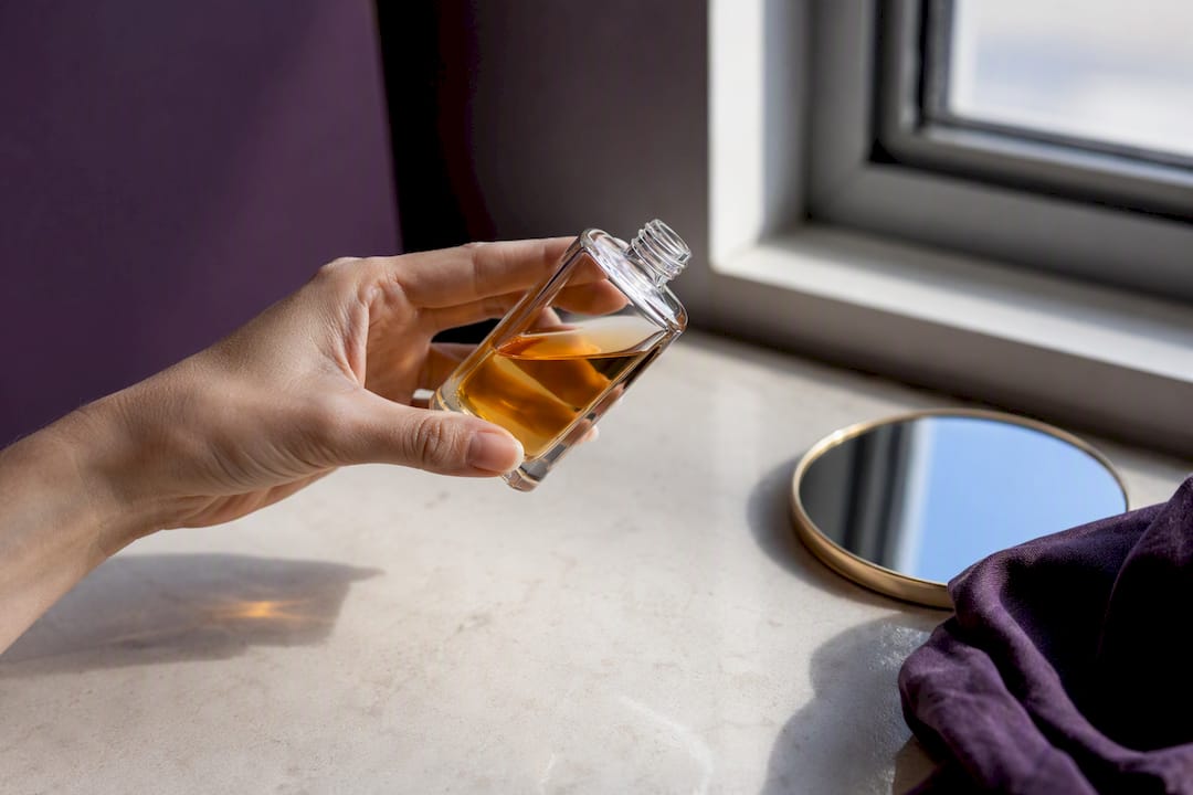 Main contrôlant la teinte du parfum