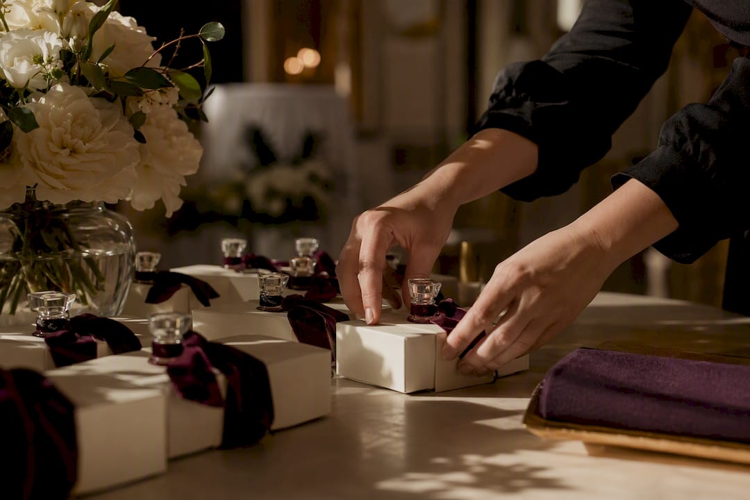 Pequeños frascos de perfume preparados como recuerdos para la boda