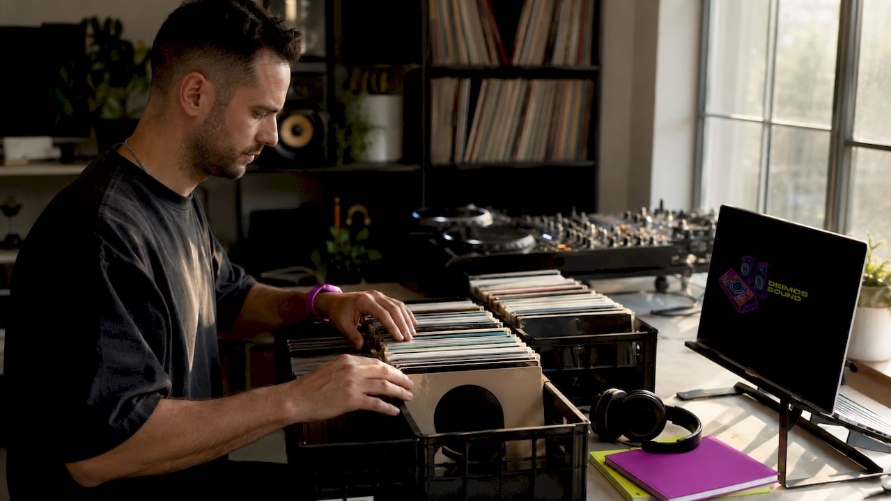DJ organizing tracks into set zones