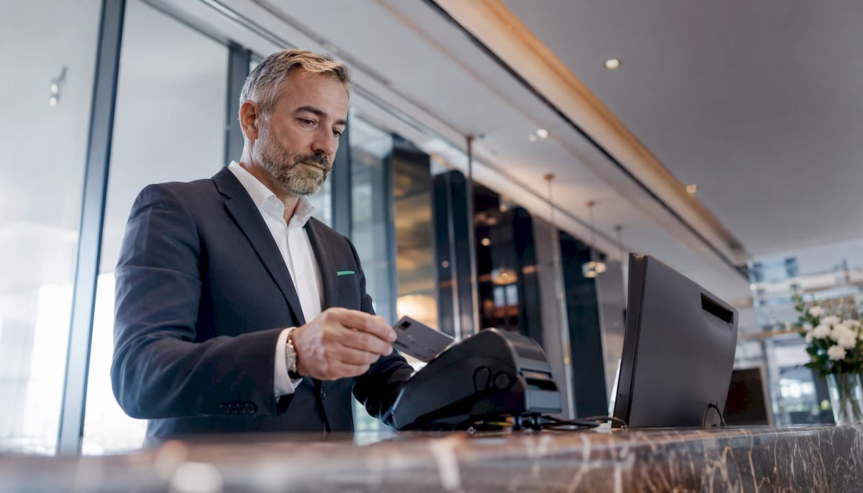 V hotelu ob rezervaciji pogosto zadržijo sredstva na vaši kartici kot jamstvo za vaš prihod.