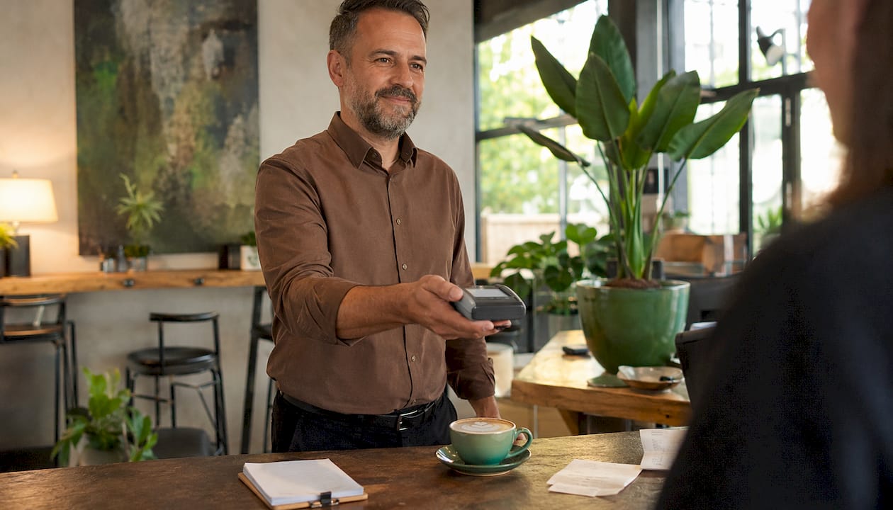 Barista sprejema plačila na POS terminalu, ki omogoča povezavo prek SIM kartice.