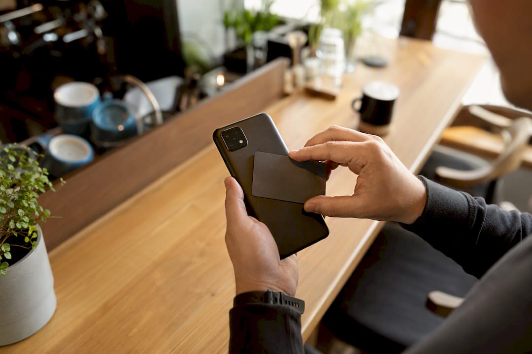 Roke preizkušajo lokacijo NFC antene na zadnji strani telefona