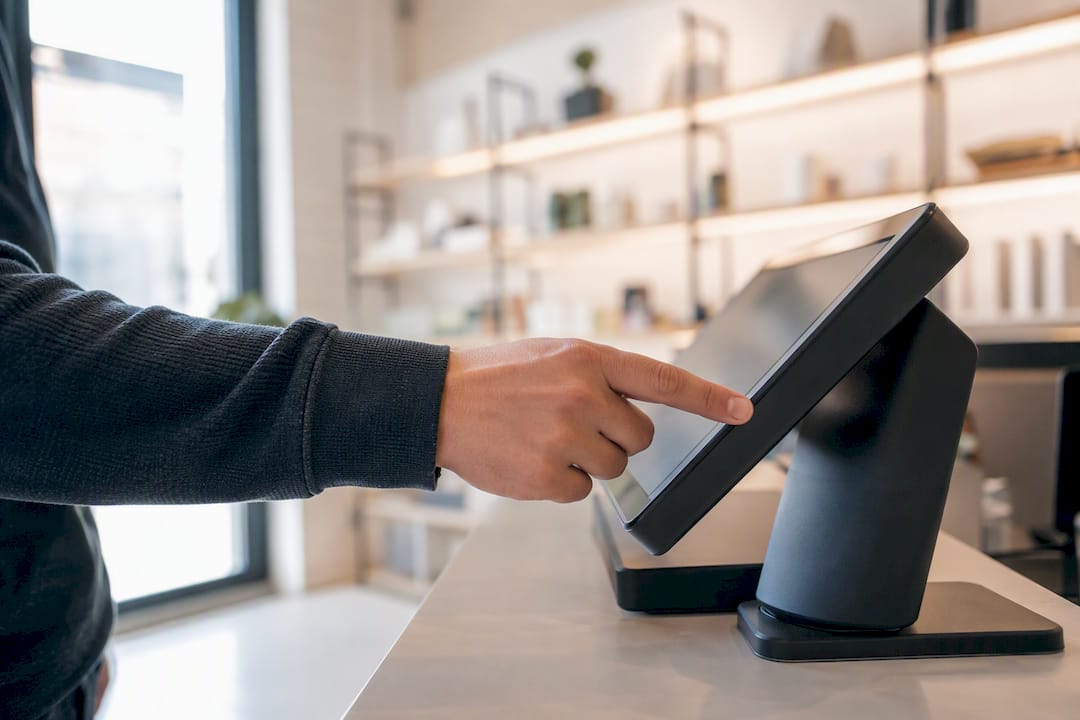 Prst pritiska gumb na POS terminalu