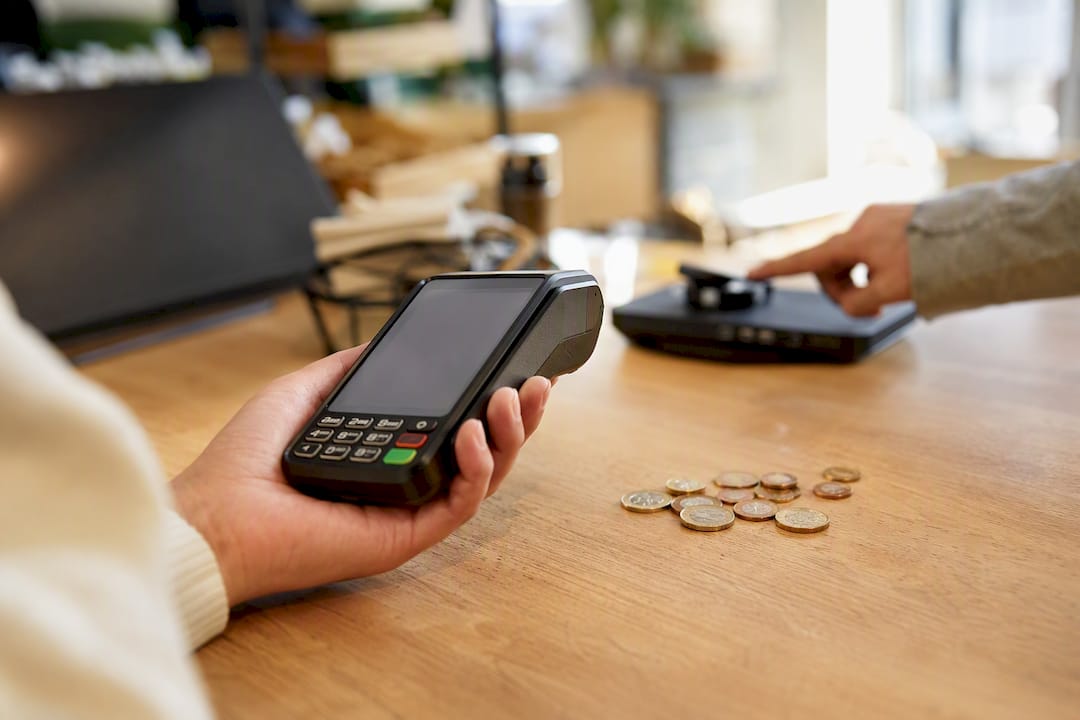 Roke upravljajo mobilno programsko POS napravo in samopostrežni terminal
