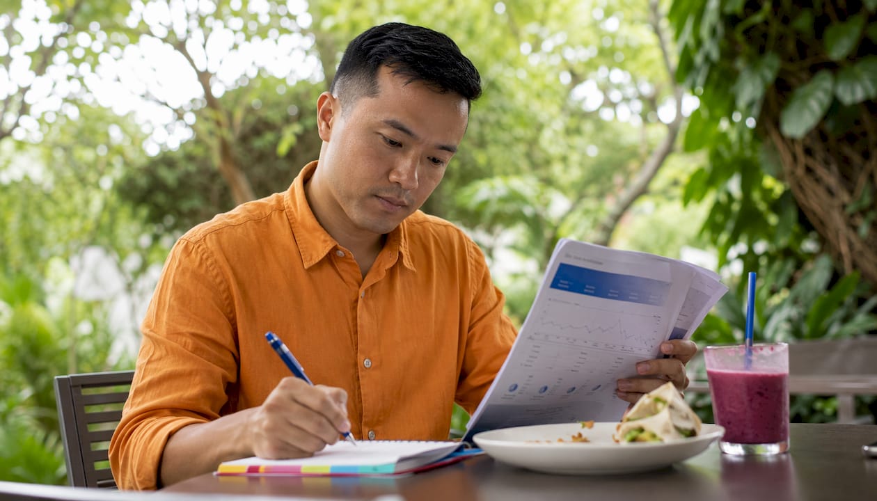 Man analyzing search data in cozy café corner