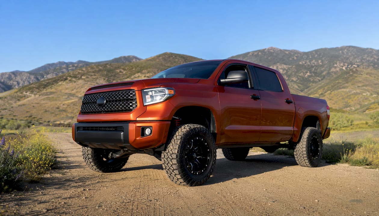 Side view of Tundra with leveling kit installed outdoors