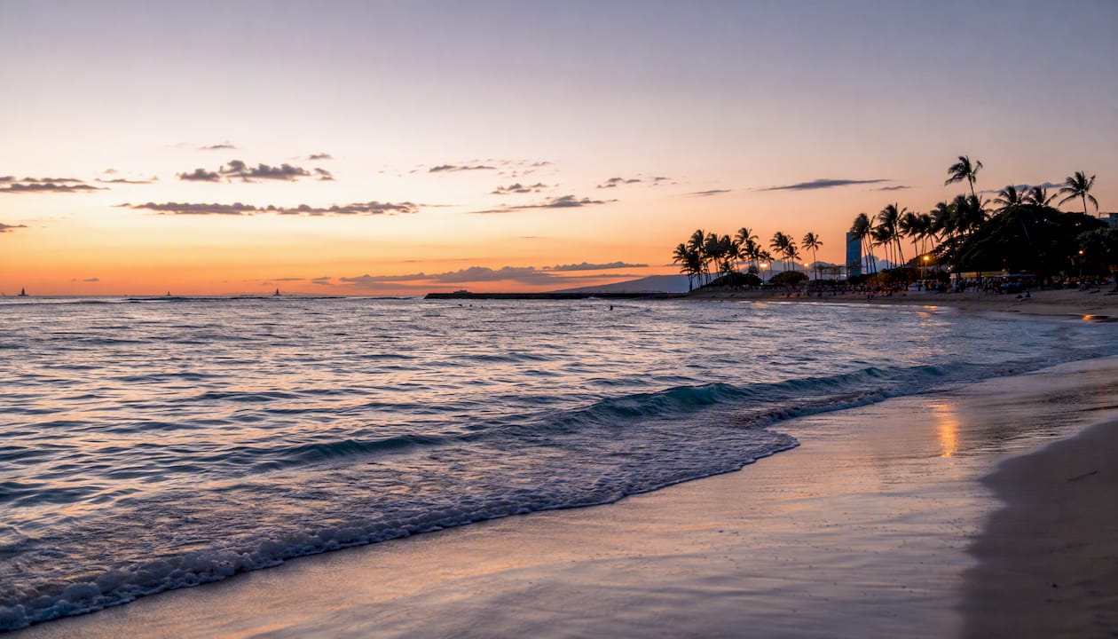 Gentle waves at Waikiki Canoes surf break
