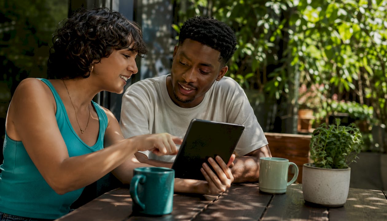 Group discussing free gift registry platforms at café table