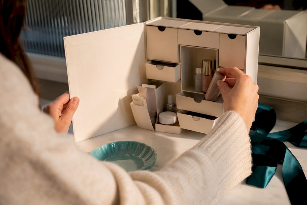 Hands opening a beauty advent calendar