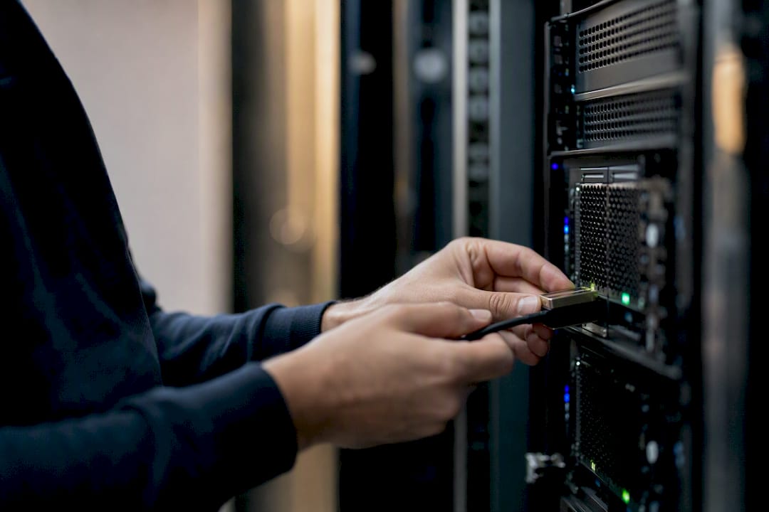 Hands connecting metadata discovery device to server
