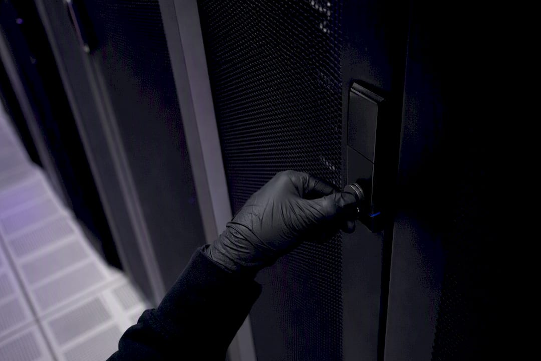 Hand locking access control device in server room