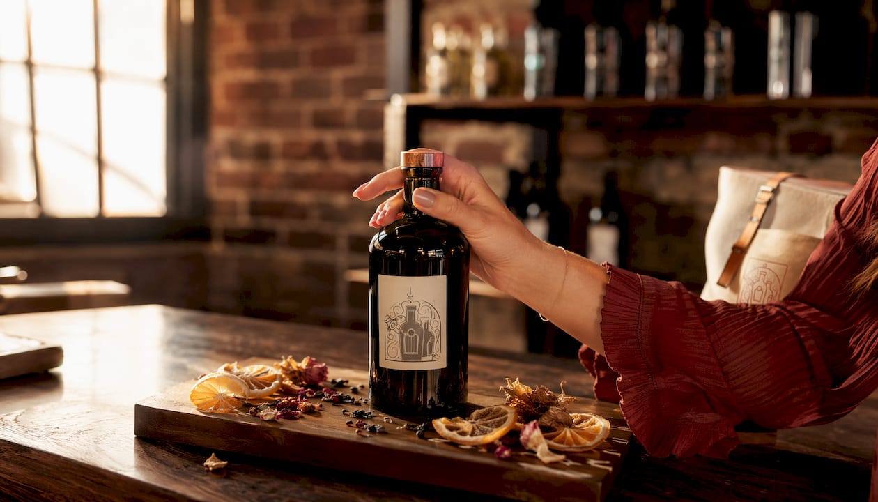 Gin artisanal accompagné de ses plantes aromatiques