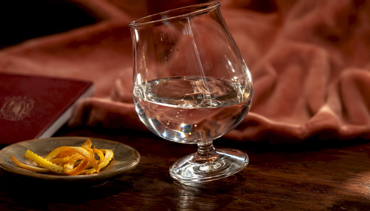 À l’œil, le gin dans un verre tulipe se distingue par sa limpidité.