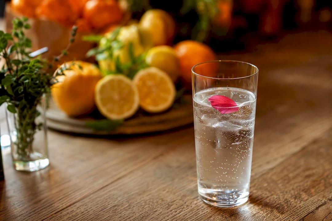 Cocktail de gin floral avec un tonic neutre