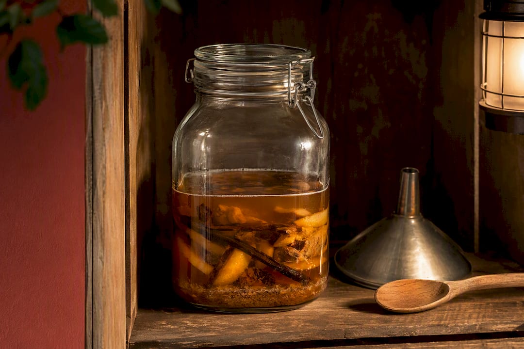 Pot de rhum au miel en cours d’affinage