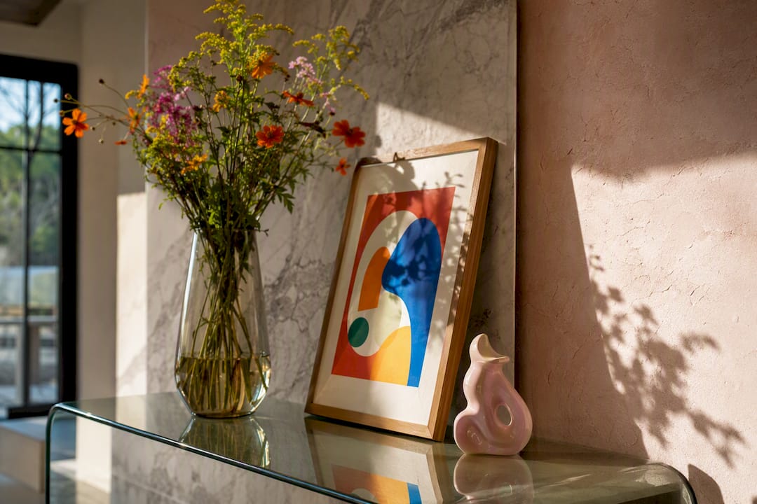 Decor objects arranged by scale and height