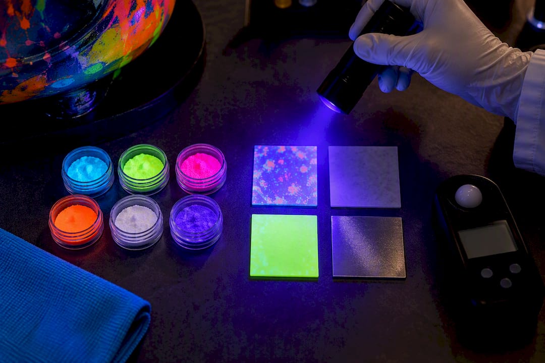 Testing UV reactive art material samples
