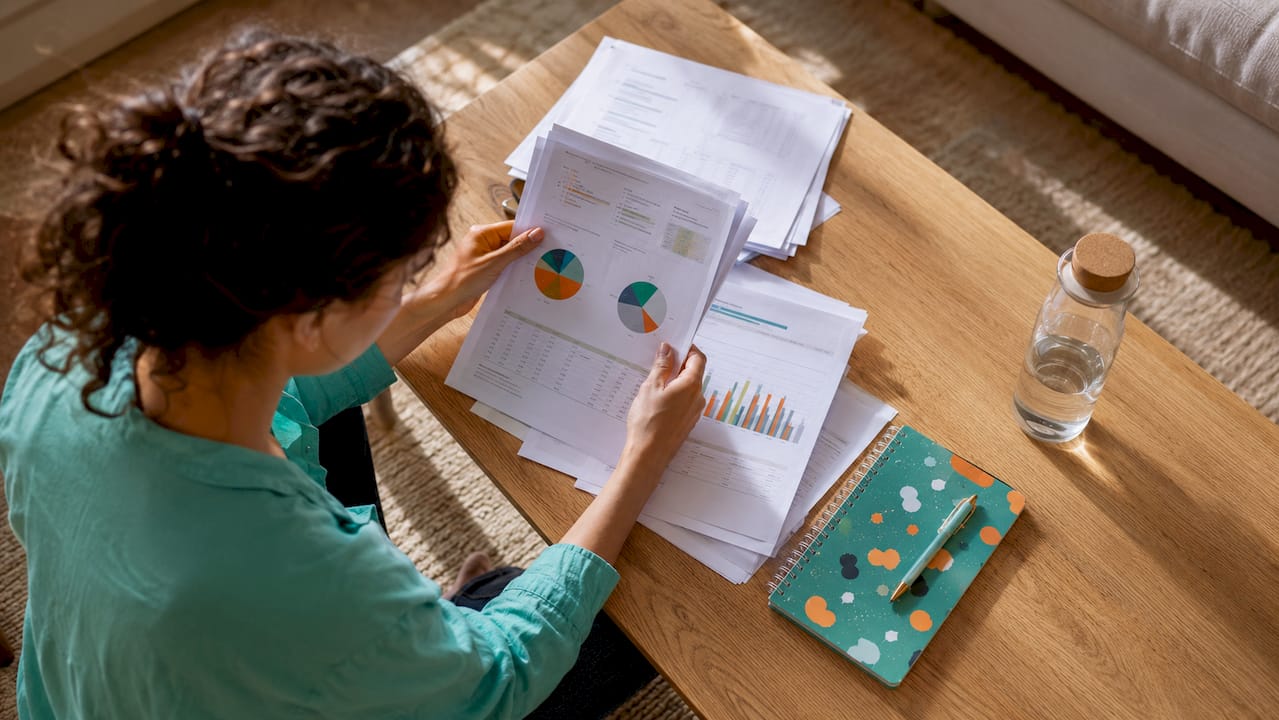 Iemand die bezig is met het ordenen van financiële papieren