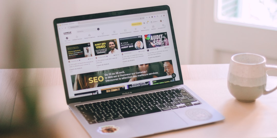 Expert qui passe en revue un rapport d'audit SEO local