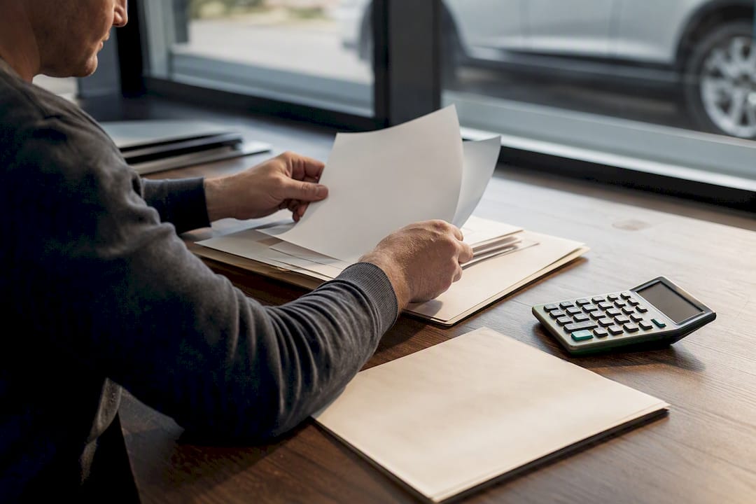 Dealer hands sorting dealer forms and calculator