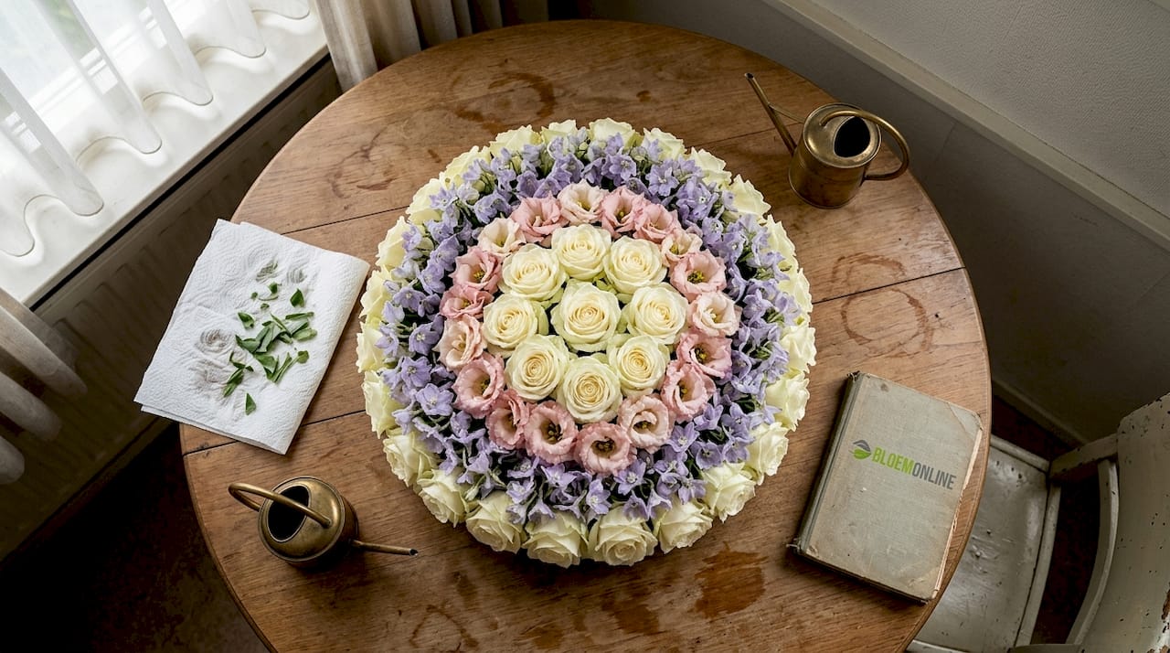 Ronde biedermeier rouwbloemstuk in zachte, lichte tinten