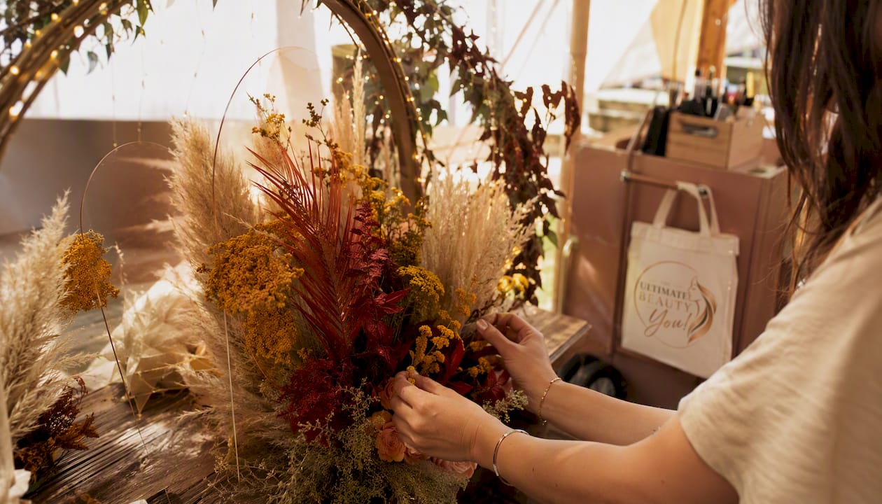 Hands setting photogenic beauty pop-up entrance