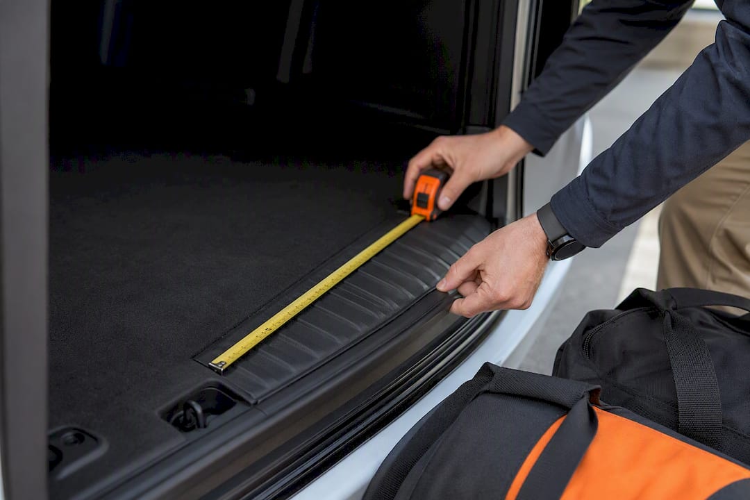 Measuring luggage space at van cargo opening