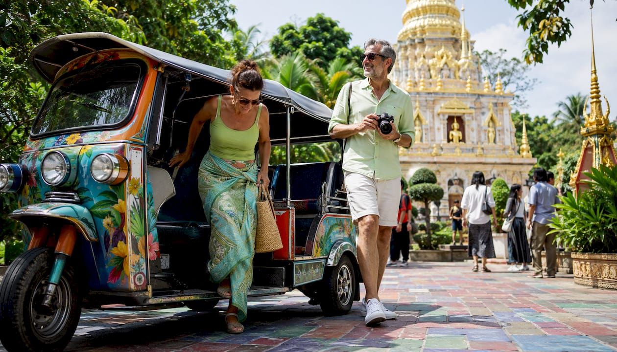 Couple arriving at Wat Chalong temple by taxi