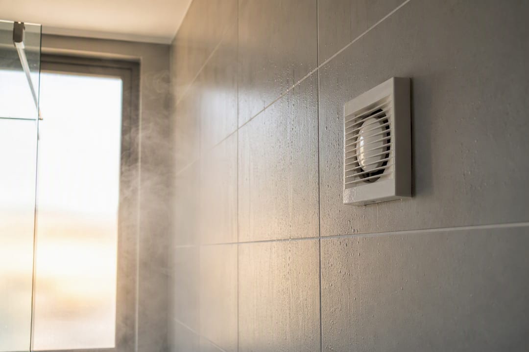 Bathroom extractor fan with steam ventilation