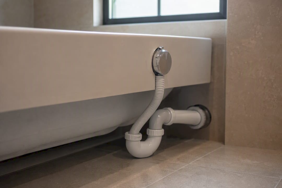 Combined bath waste and overflow pipe assembly