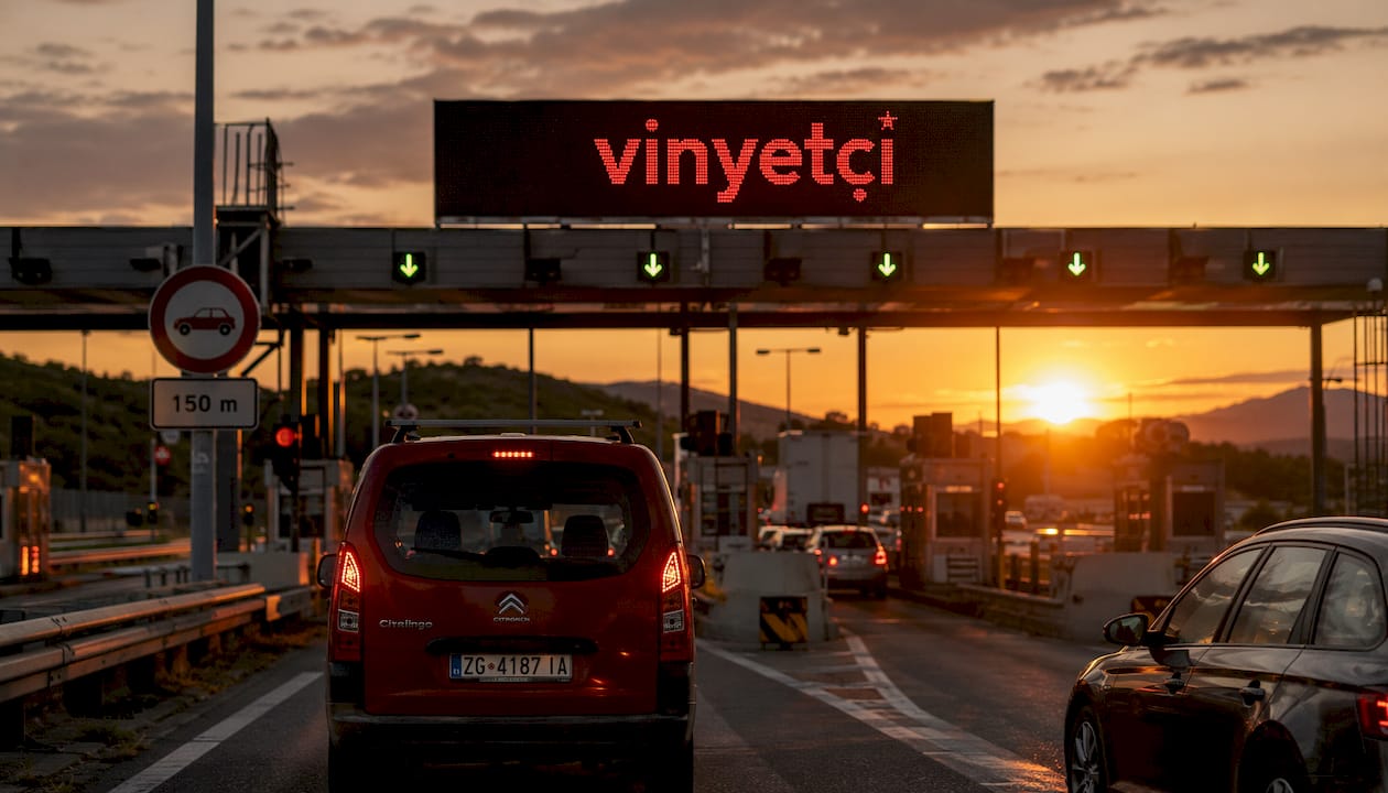 Otoyolda vinyet zorunluluğunu gösteren gişe tabelaları