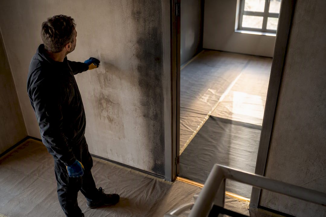Reiniger beoordeelt de omvang van de rookschade