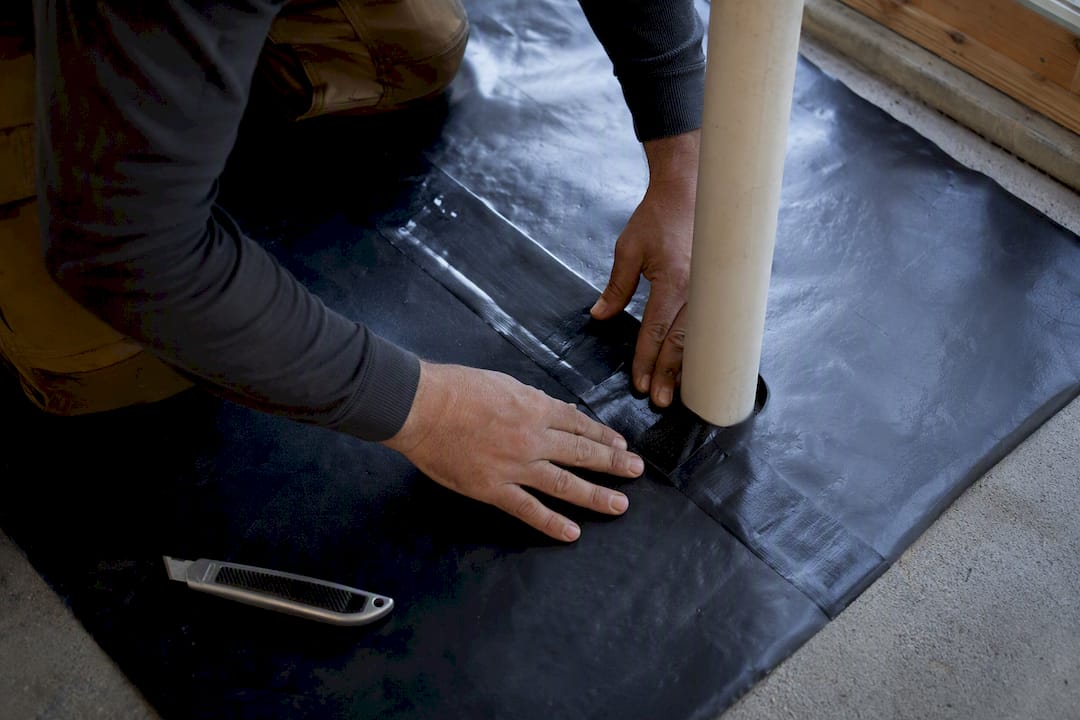 Sealed vapor barrier around pipe penetration