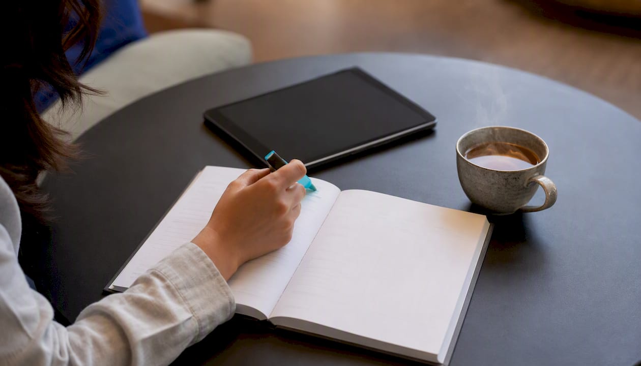 Hand marking deadline on calendar for feedback action