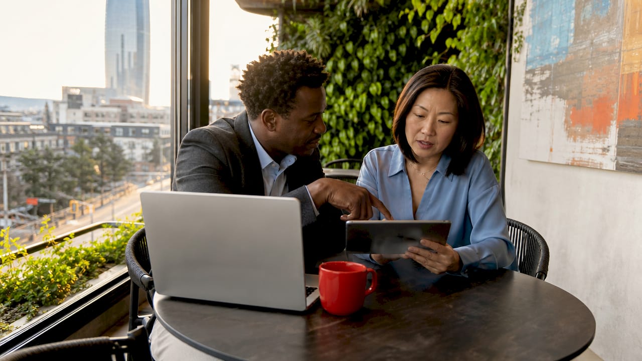 Two colleagues collaborating using Microsoft Teams tools