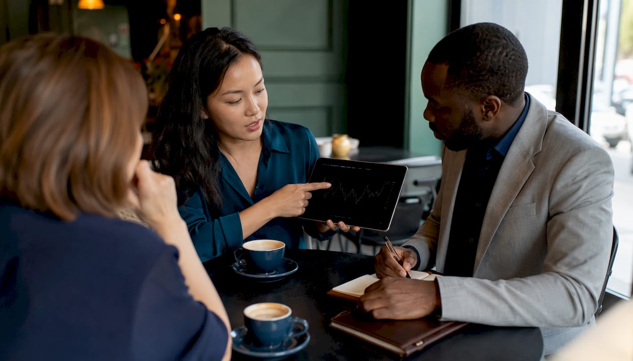 Des collègues discutent ensemble pour optimiser leurs processus de travail.