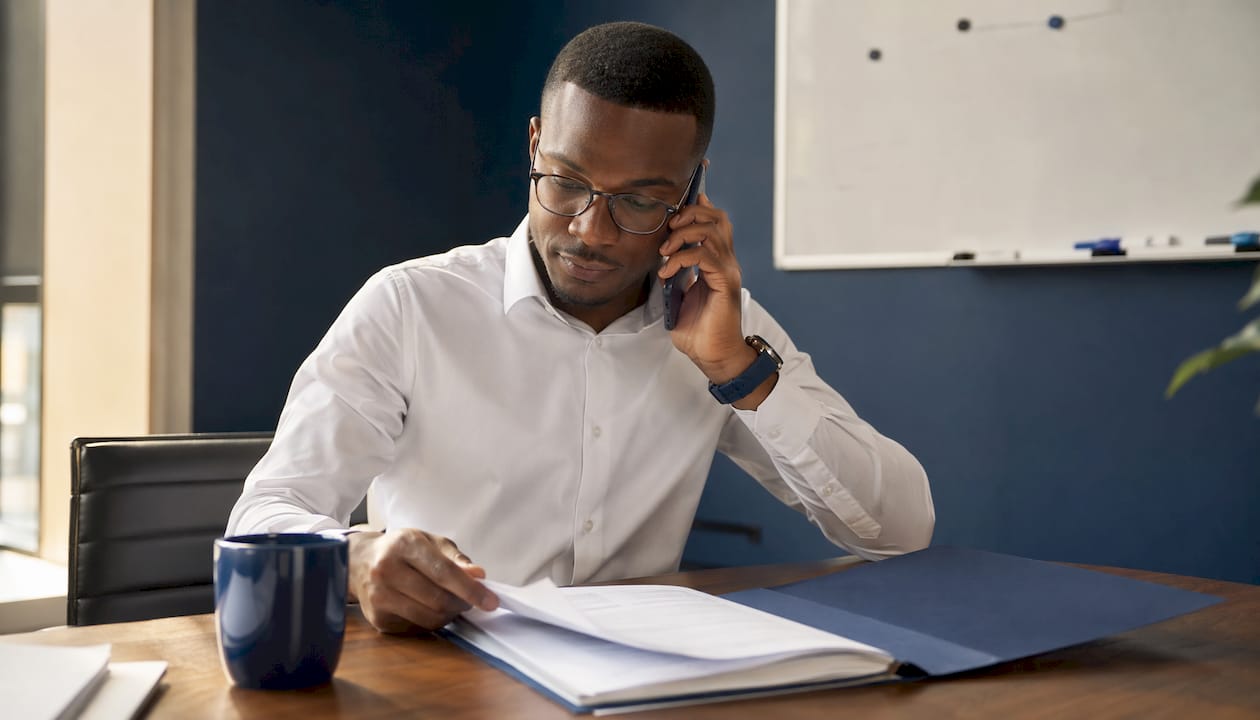 Avocat en ligne avec un client, en train d’examiner son dossier.