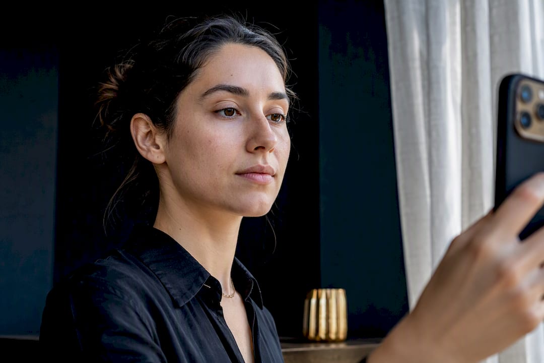 Portrait de face prêt pour une analyse colorimétrique
