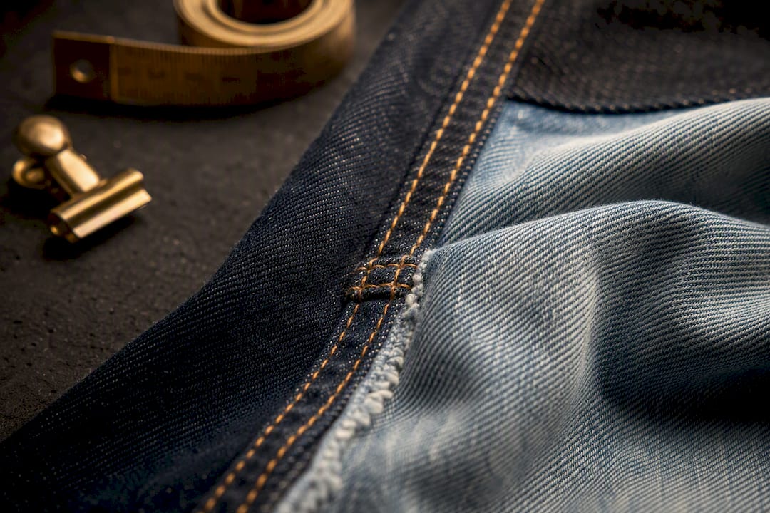 Zoom sur des textures denim contrastées
