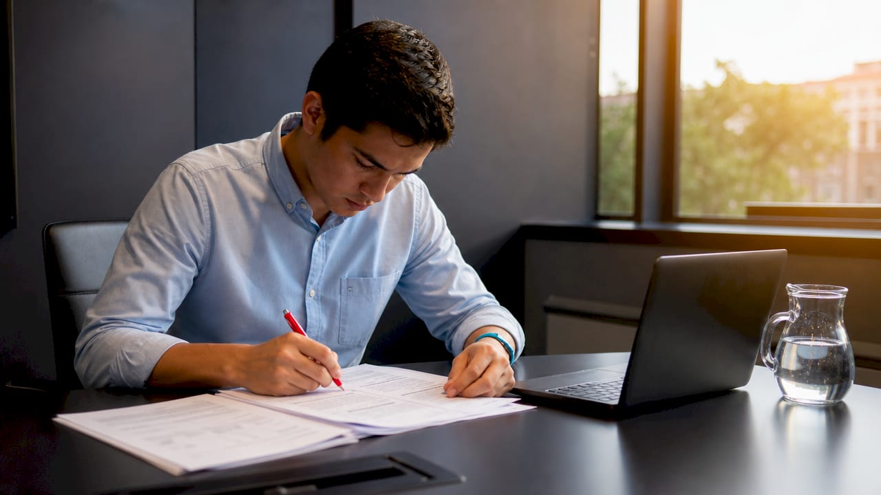Manos revisando facturas en papel y señalando errores