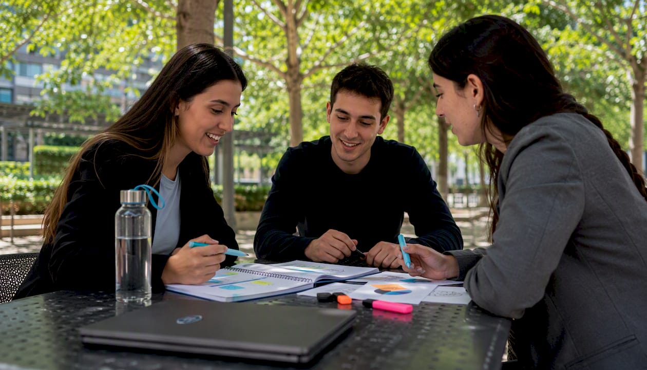 Un grupo de profesionales trabajando juntos para organizar y optimizar la logística.