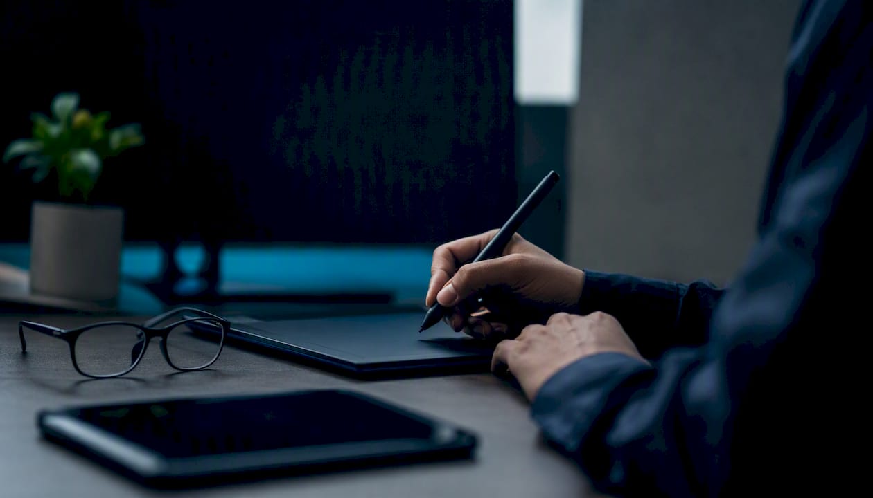 Personas comprobando integraciones desde una tablet