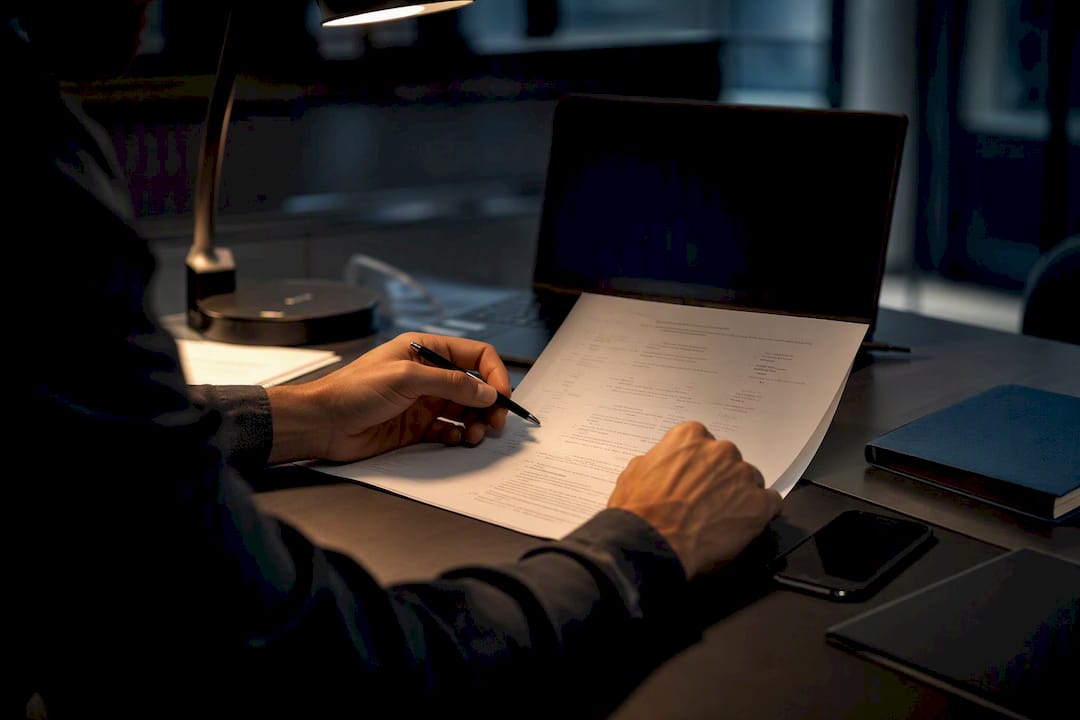 Manos revisando scripts de código