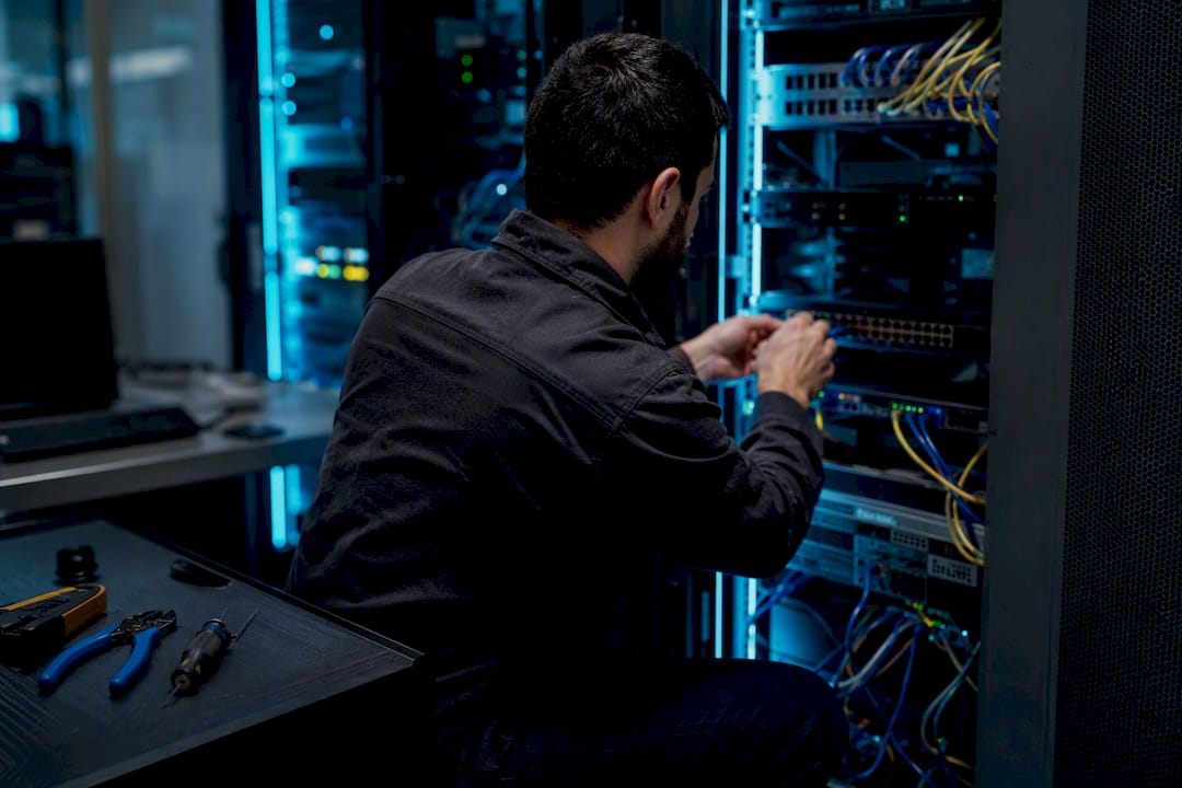 Manos conectando componentes de hardware de red