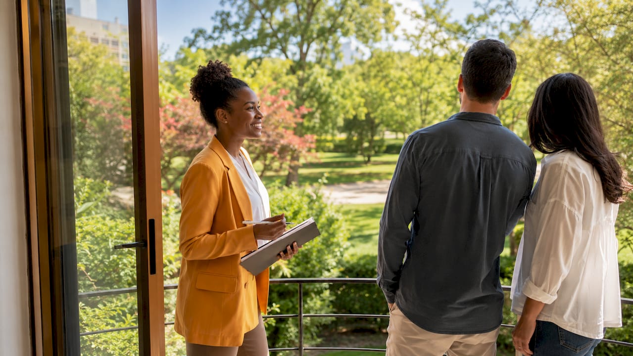 Un agent immobilier fait visiter un appartement à des clients potentiels.