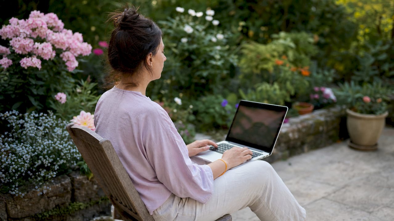 Des mains s’activent sur un clavier pour assurer la gestion d’un bien locatif.